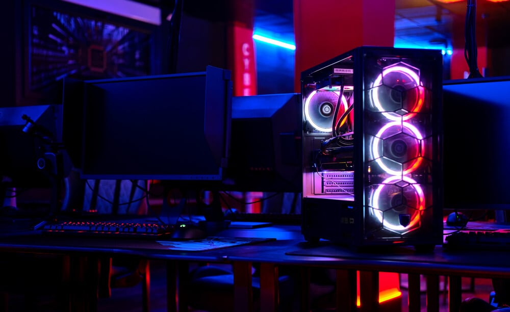 Komputer gamingowy najwyższej klasy, podświetlony od środka RGB