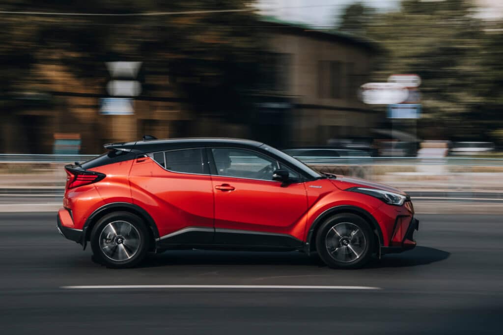 TOP 3 najczęściej wybierane modele aut w Polsce w 2025 - Toyota C-HR - blog technologiczny codelabel