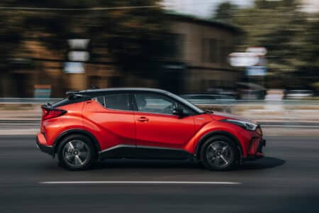 TOP 3 najczęściej wybierane modele aut w Polsce w 2025 - Toyota C-HR - blog technologiczny codelabel