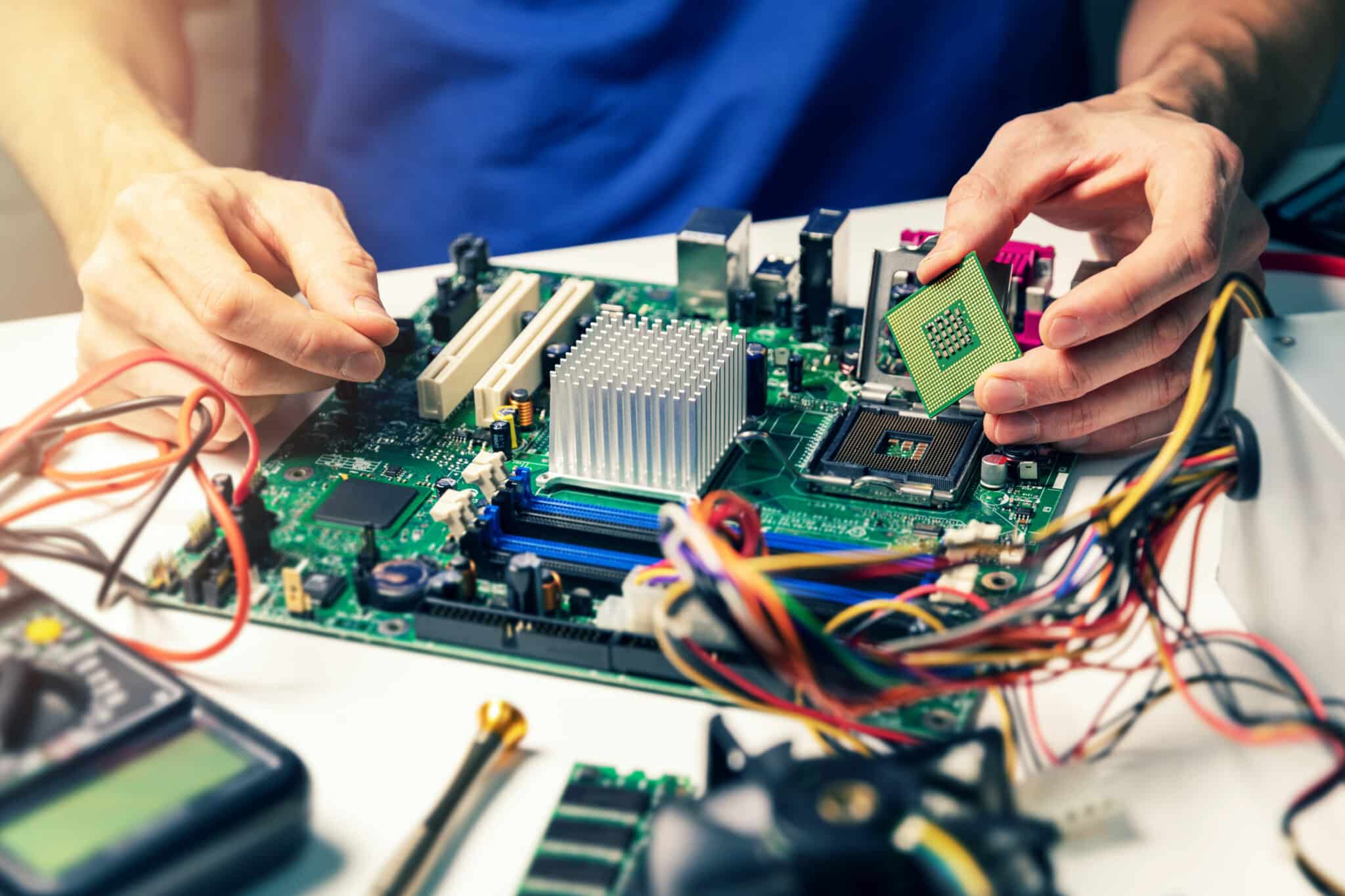 Jak złożyć komputer krok po kroku - technik instaluje procesor na płycie głównej