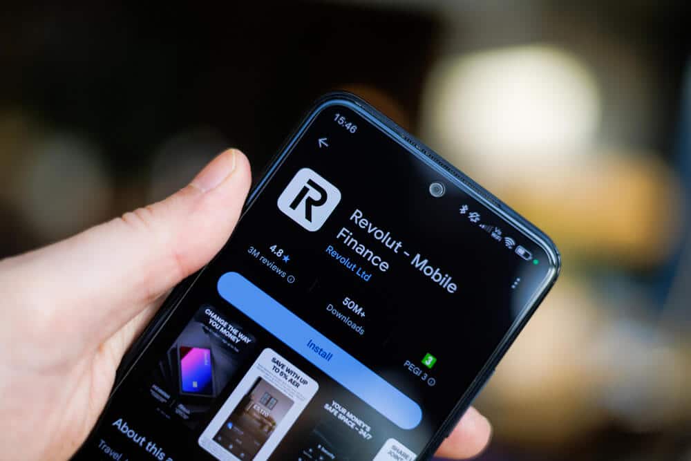Aplikacja Revolut na telefonie komórkowym w sklepie Play