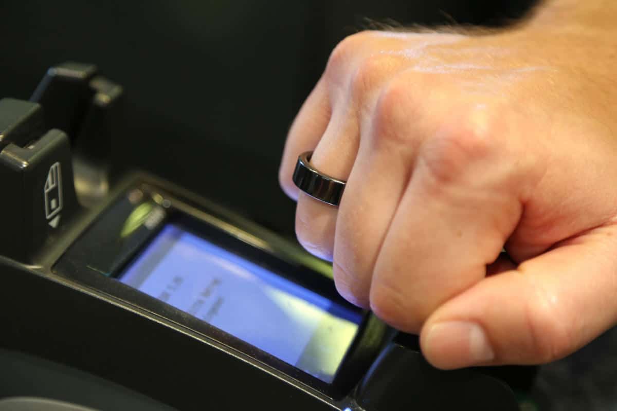 Jak działa obrączka płatnicza - płatność NFC