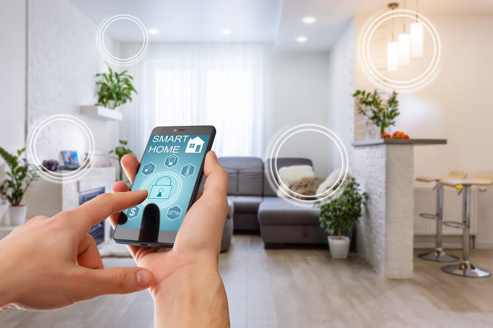 SMART HOME - Interfejs technologii inteligentnego domu na ekranie aplikacji smartfona z widokiem rozszerzonej rzeczywistości (AR) na obiekty podłączone do Internetu rzeczy (IoT) we wnętrzu mieszkania