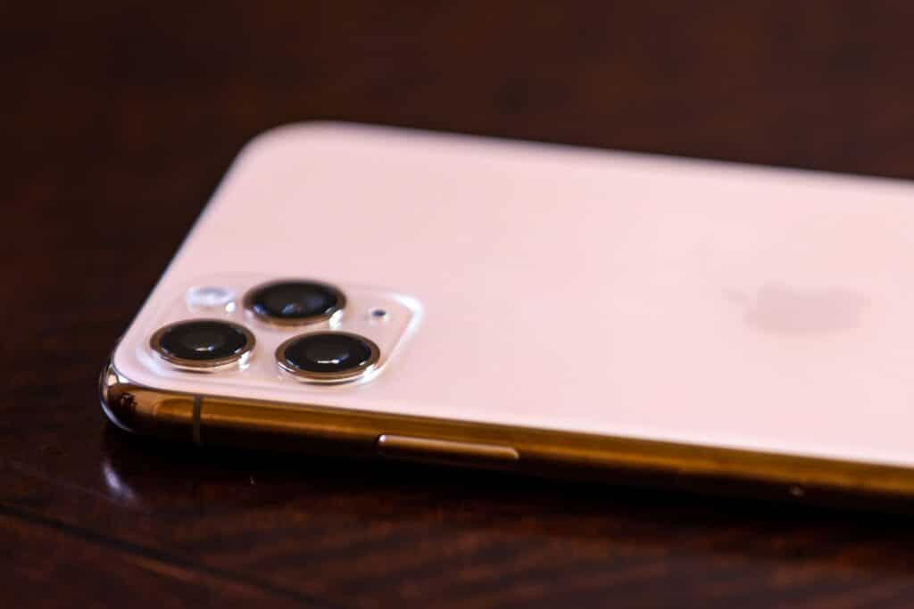 iPhone 17 Pro vs. Samsung Galaxy S25 Ultra. Który z nich jest królem smartfonów? iPhone 17 Pro vs. Samsung Galaxy S25 Ultra