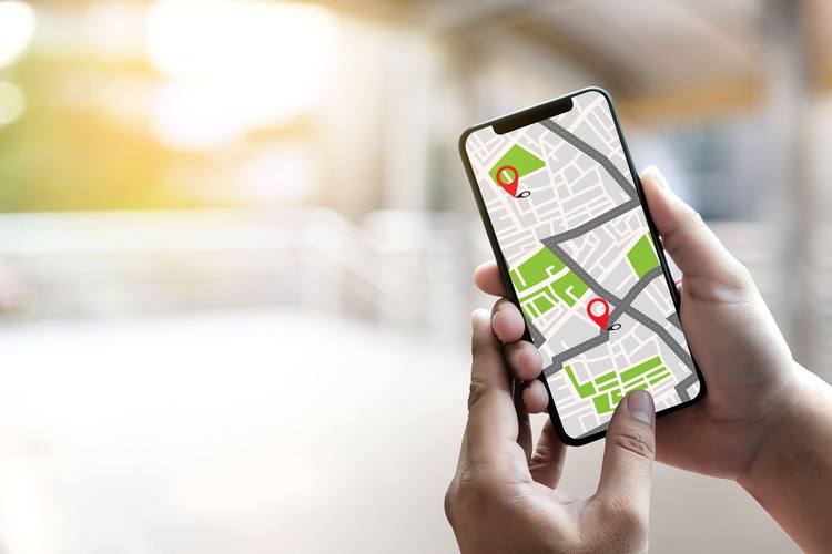 Smartfon z włączonymi mapami pokazuje lokalizację urządzenia oraz cel podróży, który znalazł za pomocą modułu GPS