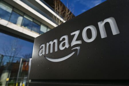 Plan inwestycyjny Amazona na 200 miliardów dolarów podnosi stawkę w wyścigu AI Amazon inwestuje w sztuczną inteligencję – firma ogłasza plan wydatków na centra danych i infrastrukturę AI w 2026 roku