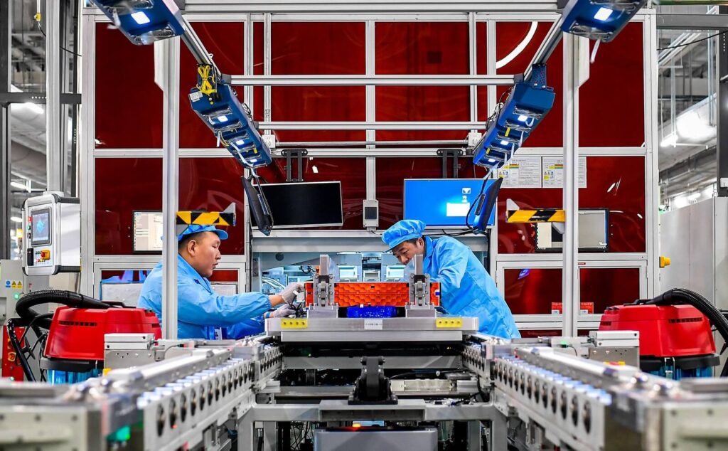 Chińskie baterie zmieniają świat: technologiczna rewolucja, która napędza energetykę, motoryzację i sztuczną inteligencję Chińskie baterie nowej generacji napędzające energetykę, elektromobilność i sztuczną inteligencję
