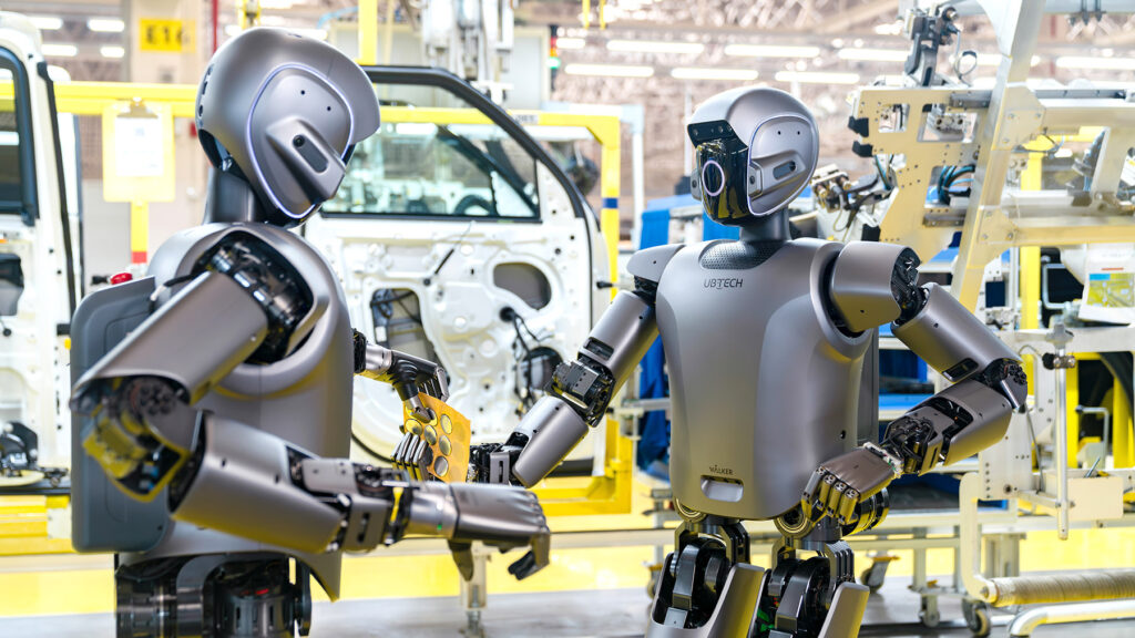 Chińskie roboty humanoidalne pracujące na halach produkcyjnych w nowoczesnej fabryce przemysłowej w Chinach