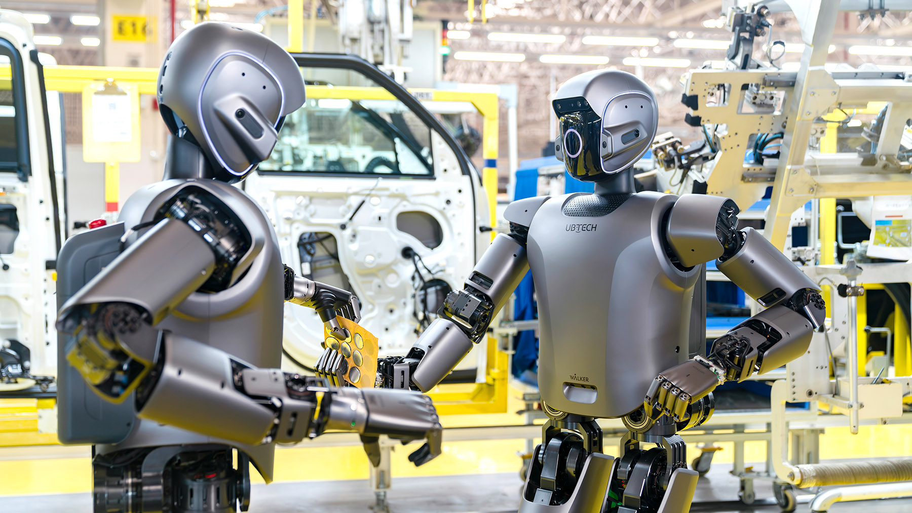 Chińskie roboty humanoidalne pracujące na halach produkcyjnych w nowoczesnej fabryce przemysłowej w Chinach