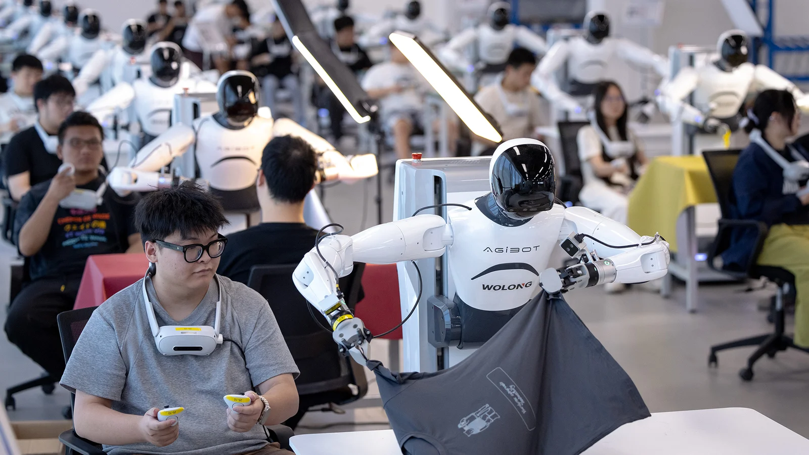 Chińskie roboty humanoidalne pracujące na halach produkcyjnych w nowoczesnej fabryce przyszłości w Chinach – automatyzacja przemysłu i AI w praktyce