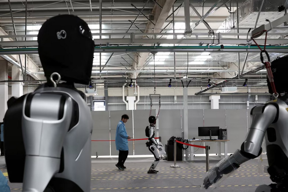 Chińskie roboty humanoidalne w logistyce i magazynach