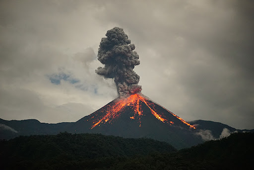 Erupcja wulkanu Reventador (Ekwador, 2002)