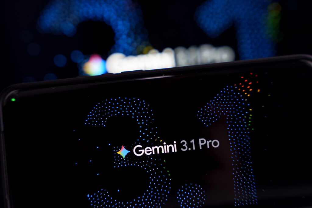 Gemini 3.1 Pro już dostępne. Google podnosi poprzeczkę w wyścigu modeli AI Gemini 3.1 Pro na ekranie smartfona – premiera nowego modelu AI Google z ulepszonym rozumowaniem