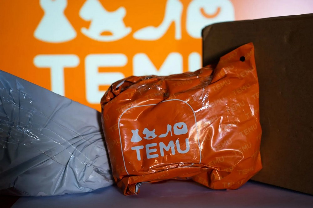 Przesyłki z Temu – paczka z logo Temu obok kartonu i koperty kurierskiej