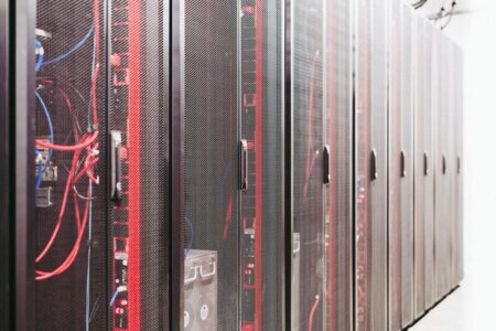Serwery storage OVHcloud – wydajność i bezpieczeństwo w masowym przechowywaniu danych Serwery storage OVHcloud – jak działają i czy to dobra alternatywa dla AWS