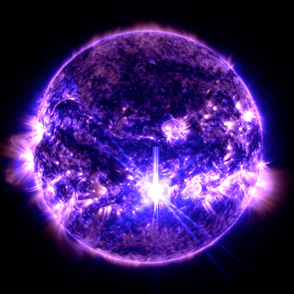 Słońce wyemitowało swój największy rozbłysk w 25. cyklu słonecznym 3 października 2024 roku. NASA sklasyfikowała go jako X9.0, gdzie X to najsilniejsza klasa, a im wyższa liczba, tym silniejszy rozbłysk. Źródło: NASA/SDO