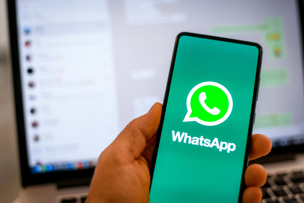 WhatsApp na ekranie smartfona – nowa funkcja planowania wiadomości w aplikacji Meta