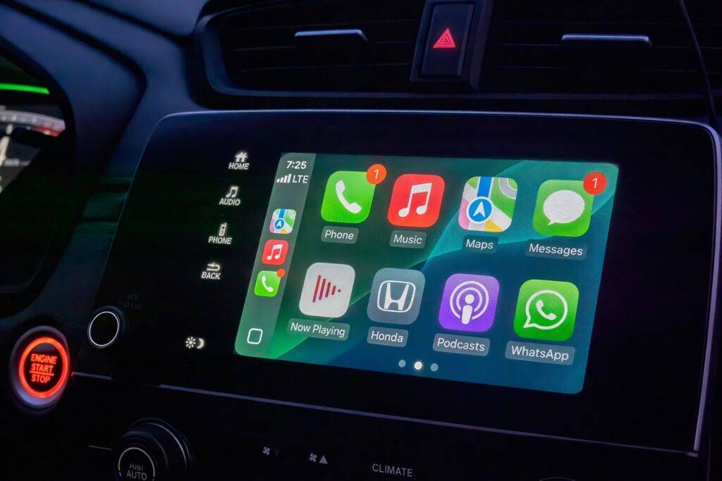 WhatsApp trafia do Apple CarPlay. Meta testuje aplikację w samochodach Apple CarPlay z WhatsApp – komunikator na ekranie samochodu