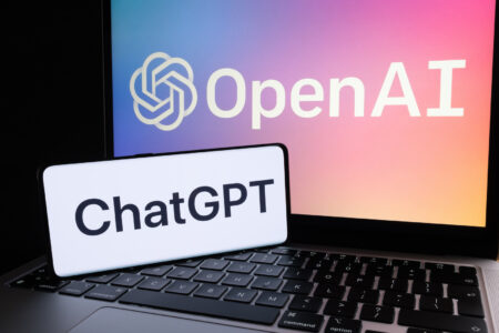 ChatGPT 5.3 Instant – szybszy model AI już dostępny. Co zmienia dla użytkowników i twórców treści? ChatGPT 5.3 Instant – nowy szybki model AI od OpenAI na ekranie smartfona i laptopa