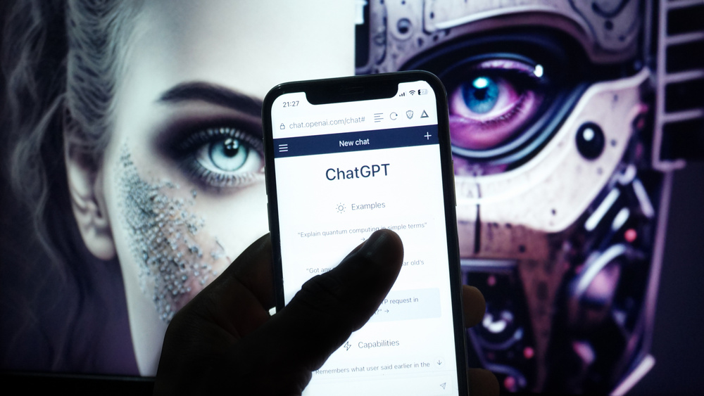 ChatGPT na smartfonie – sztuczna inteligencja i interfejs AI na tle twarzy człowieka i robota