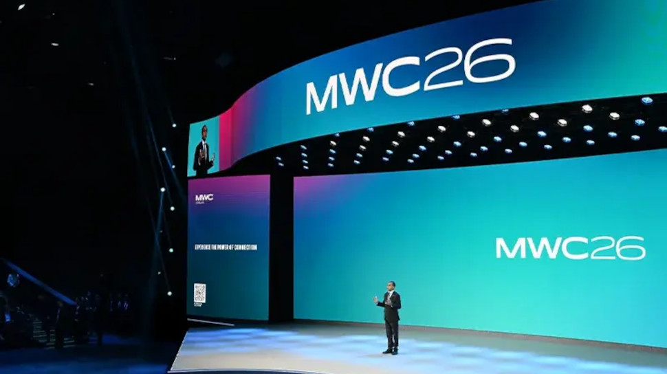 MWC 2026 Barcelona – największe targi technologiczne świata wystartowały. AI, 6G, Ryzen AI, robotyka i Polska w centrum wydarzeń MWC 2026 w Barcelonie – scena główna targów Mobile World Congress z prezentacją keynote i logo MWC26 na ekranie