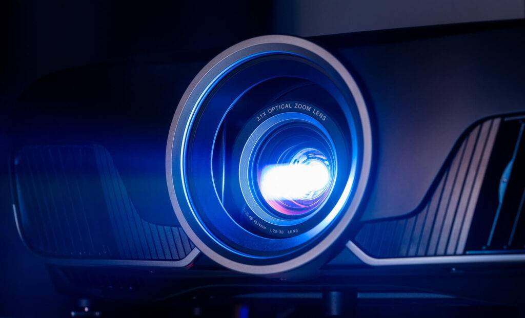 TOP 5 chińskich projektorów do 2000 zł, które zastąpią telewizor (2026) TOP 5 chińskich projektorów do 2000 zł