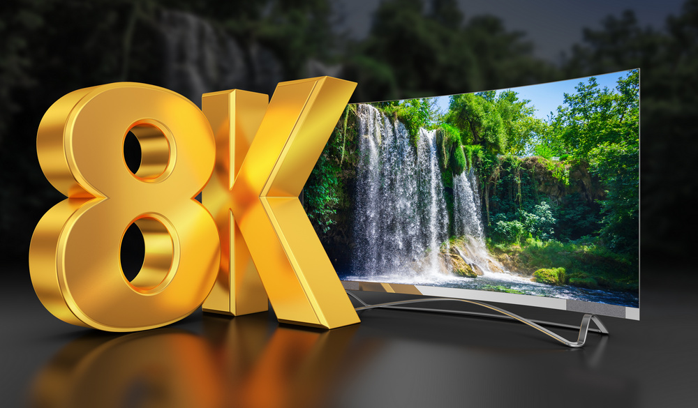 Telewizory 8K – nowoczesny telewizor z obrazem wodospadu oraz złotym napisem 8K symbolizującym najwyższą rozdzielczość obrazu