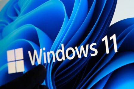 Windows 11 logo na tle systemu – problem spowolnienia komputera po aktualizacji i optymalizacja wydajności