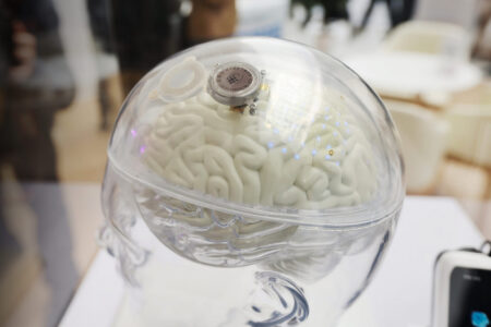 Chiny przyspieszają rozwój technologii mózg–komputer. BCI może trafić do powszechnego użycia w ciągu 3–5 lat Technologia brain computer interface implant mózgowy BCI
