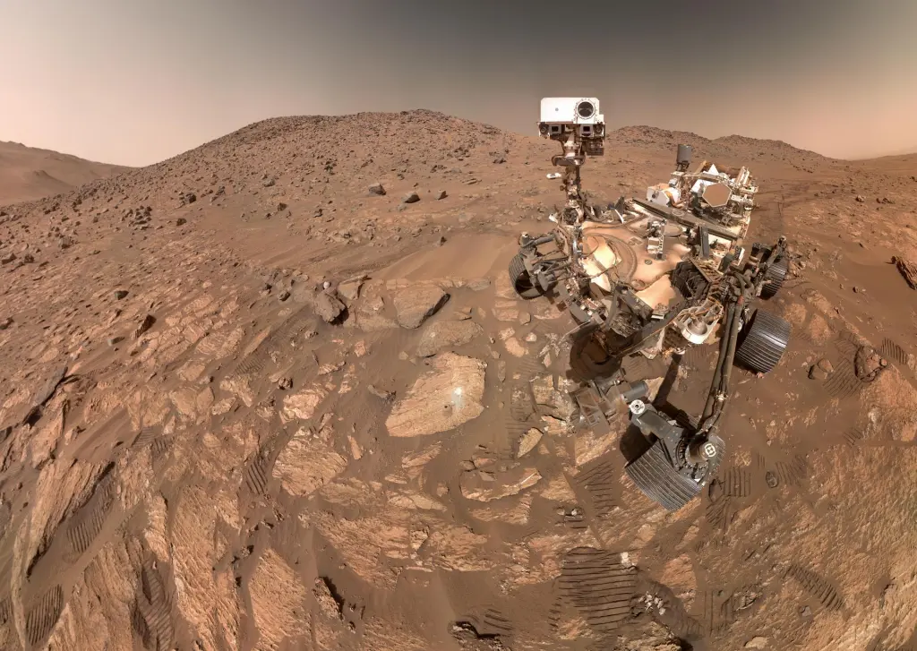 Łazik Perseverance należący do NASA wykonał to selfie 23 lipca 2024 roku, złożone z 62 pojedynczych zdjęć. Skała nazwana „Cheyava Falls”, która zawiera cechy mogące pomóc odpowiedzieć na pytanie, czy Mars był w przeszłości domem dla mikroskopijnego życia, znajduje się po lewej stronie łazika, w pobliżu środka obrazu. Źródło: NASA/JPL-Caltech/MSSS