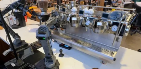 Physical Intelligence – robot wykonuje zadania bez treningu. Przełom w AI? Physical Intelligence