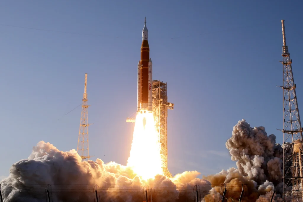Start rakiety Space Launch System (SLS) z kapsułą Orion podczas misji Artemis II. Zdjęcie NASA