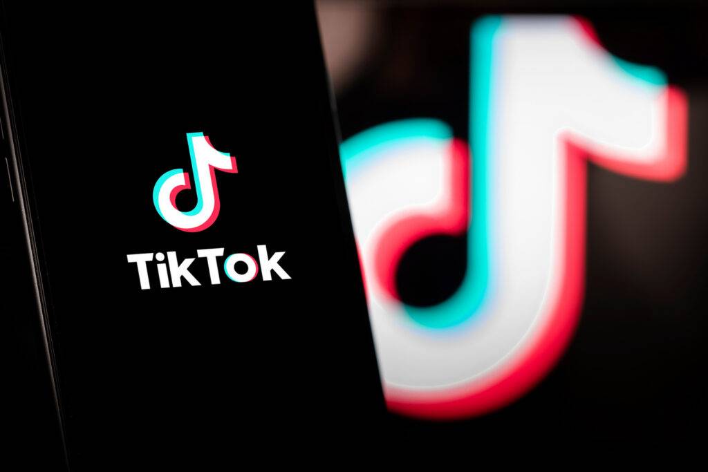 TikTok – logo aplikacji na smartfonie