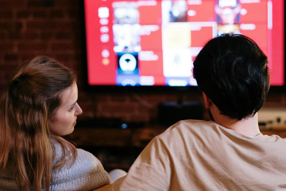 Czy tradycyjna telewizja: satelitarna lub kablowa IPTV mają jeszcze sens? Kiedy wygrywa ze streamingiem telewizja satelitarna w Polsat Box