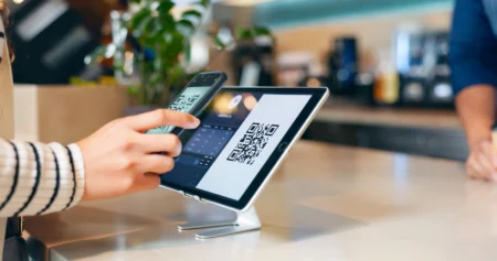 Jak zeskanować kod QR telefonem? Instrukcja krok po kroku Jak zeskanować kod QR – poradnik krok po kroku