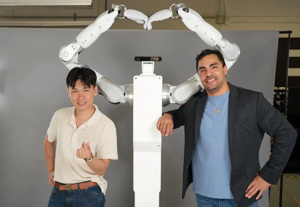 Robot za 33 tys. dolarów ma być „Androidem robotyki”. Feather pozwala wybrać własne AI Współzałożyciele Feather Robotics, Hoa Mai i Parsa Bakhtiari, przy modułowym robocie firmy Źródło: Feather Robotics
