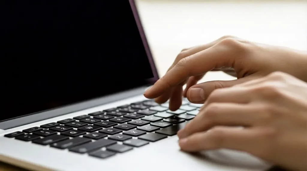 Laptopy dla firm: kiedy zakup nowego sprzętu przestaje się opłacać Laptop biznesowy do pracy w firmie. Źródło: Adobe Stock