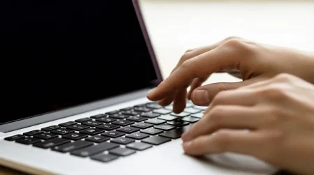 Laptop biznesowy do pracy w firmie. Źródło: Adobe Stock