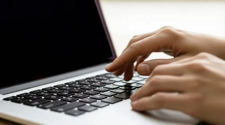Laptop biznesowy do pracy w firmie. Źródło: Adobe Stock