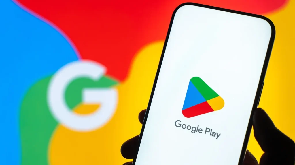 Sklep Google Play na ekranie smartfona z logo Google w tle