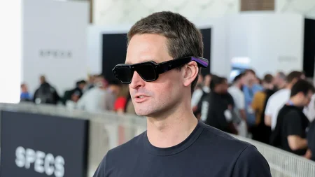 Snap Specs – osoba prezentująca inteligentne okulary AR firmy Snap
