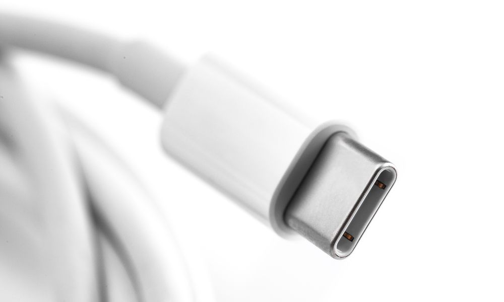 USB-C – zbliżenie wtyczki przewodu wykorzystywanego przez standard USB4