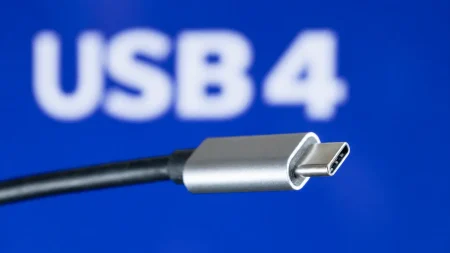 USB4 – co to jest i czym różni się od USB-C? USB4 – przewód USB-C na niebieskim tle z oznaczeniem standardu USB4