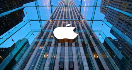 Logo Apple na szklanym Apple Store. Źródło grafiki: Adobe Stock