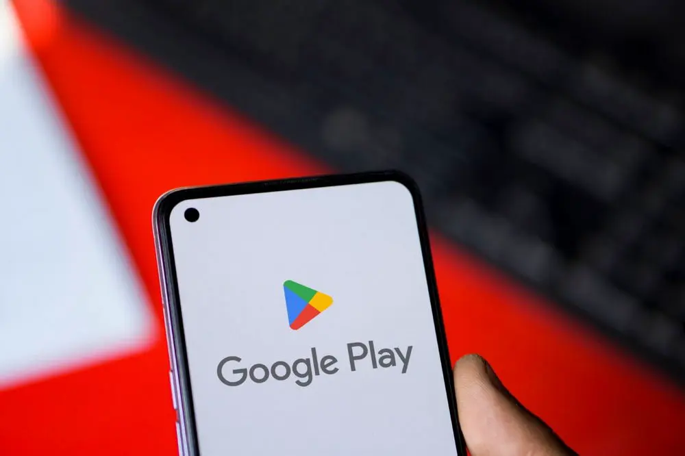 Sklep Google Play na ekranie smartfona z Androidem