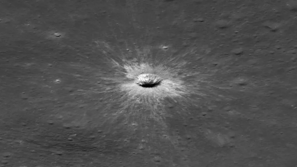 Na Księżycu pojawił się nowy krater wielkości dwóch boisk. NASA pokazała skutki uderzenia Nowy krater na Księżycu. NASA pokazała McGetchin