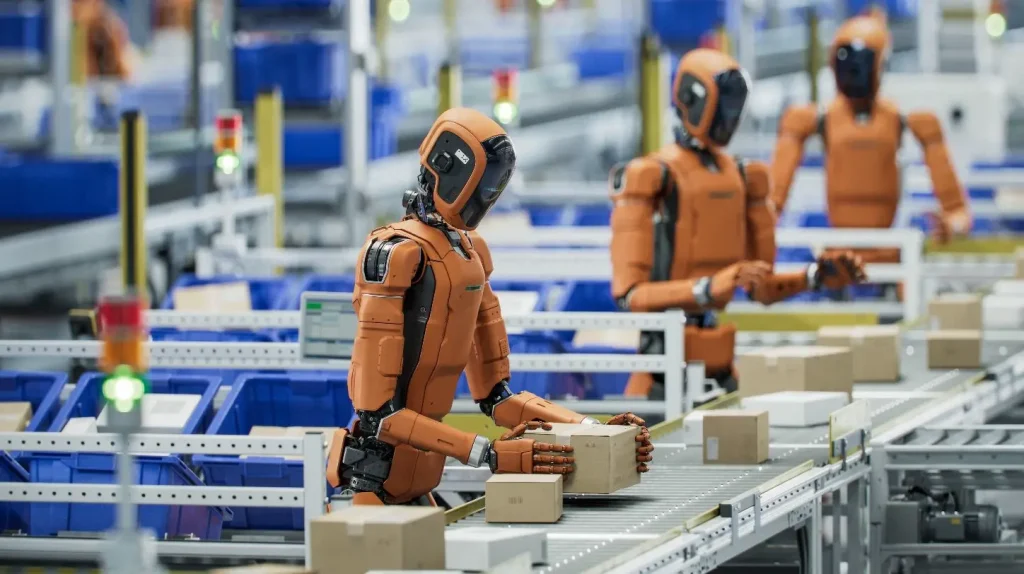 Roboty humanoidalne pracujące przy taśmie produkcyjnej i przenoszące paczki w magazynie. Źródło: Shutterstock.